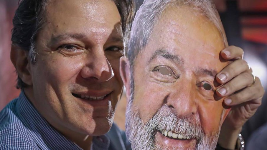 Haddad usando máscara de Lula