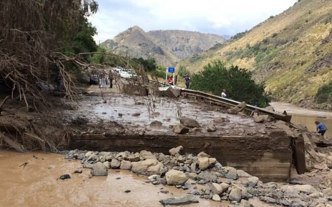 Enchente do Rio Maipo provocada por fortes chuvas durante o fim de semanadestruiu ponte San Alfonso, no Chile