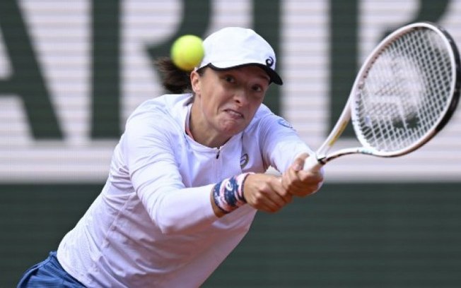 Swiatek sofre e precisa virar contra jovem chinesa em Roland Garros