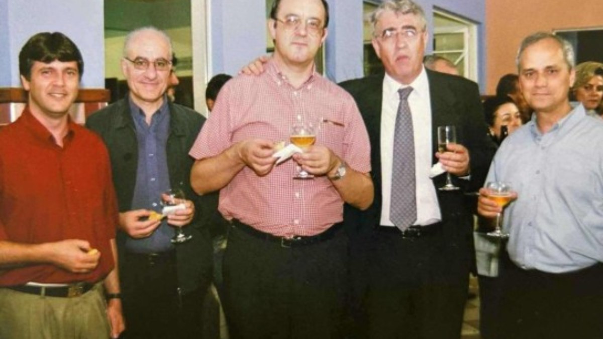 Papa de camisa azul em BH Papa de camisa azul em BH