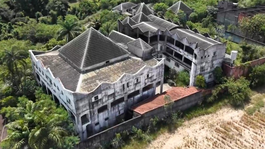 Atualmente, o espaço apresenta sinais de deterioração, como janelas quebradas, pichações e áreas tomadas pelo mato