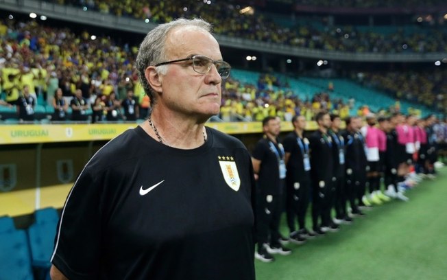 O técnico argentino do Uruguai, Marcelo Bielsa, acompanha a partida das Eliminatórias sul-americanas para a Copa do Mundo de 2026 entre Brasil e Uruguai, no estádio Arena Fonte Nova, em Salvador, em 19 de novembro de 2024.