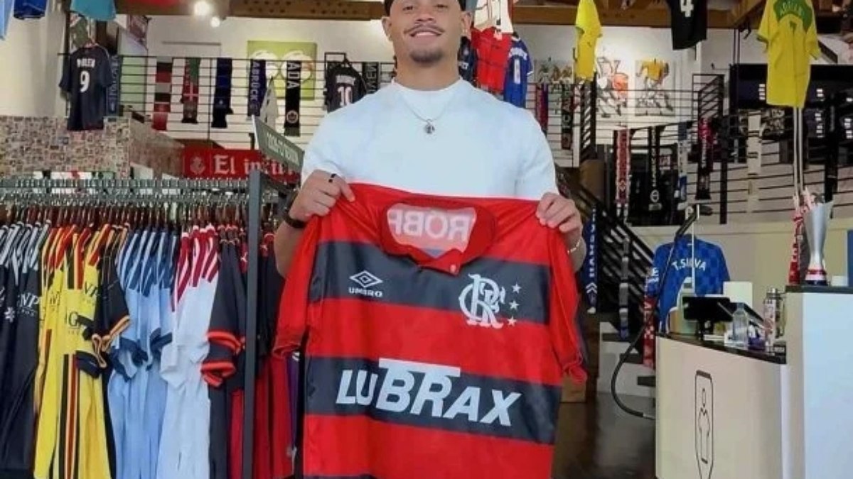 Xavi Simons adquire camisa icônica de Renato Gaúcho e faz torcedores do Flamengo delirar