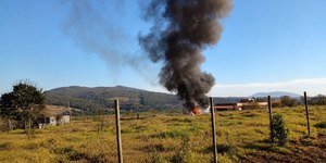 Avião ultraleve cai perto de casas e pega fogo em MG
