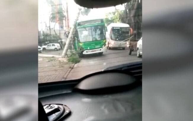 Ônibus bate e derruba poste na Andrade Neves, em Campinas