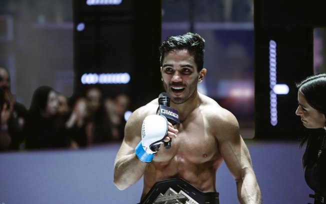 Luiz Rocha nocauteia e se torna o primeiro brasileiro campeão do Karate Combat