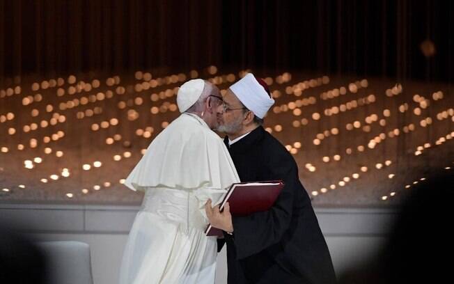 Papa Francisco e o imã Ahmed al-Tayeb assinaram promessa de esforços das duas religiões para 'lutar contra o extremismo'