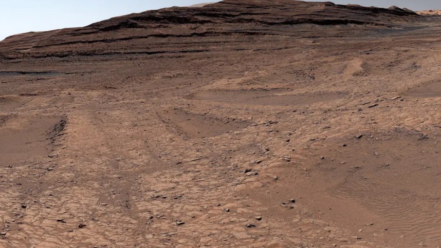 O rover Curiosity percorre encosta do Monte Sharp, em Marte, onde identificou formações que lembram teias de aranha e indícios da ação antiga de água subterrânea