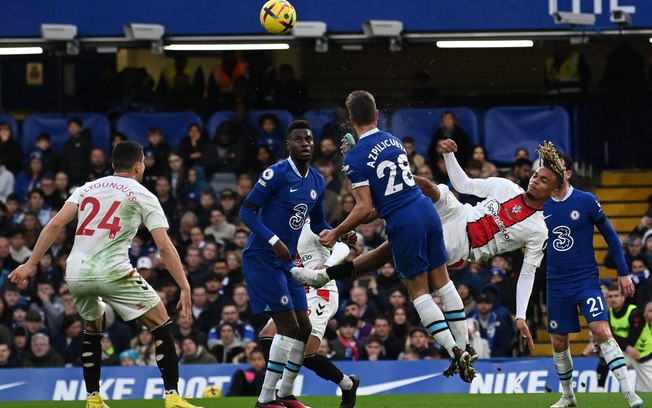 Chelsea perde para o lanterna em jogo que quase teve tragédia