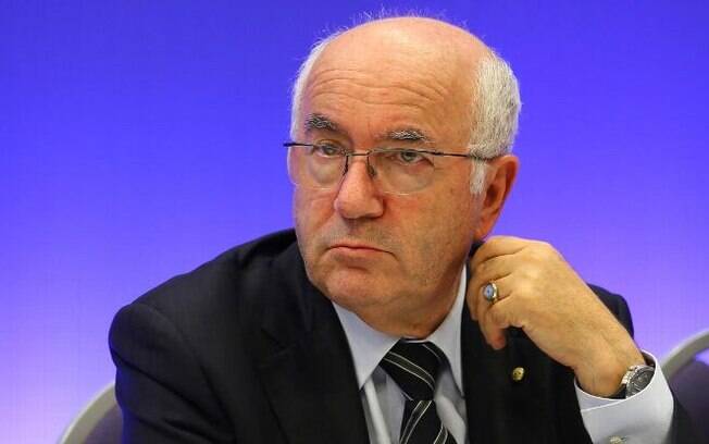 Carlo Tavecchio, ex-presidente da Federação Italiana de Futebol, foi acusado de assédio sexual