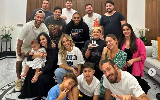 Neymar recebeu vários convidados em sua mansão, na Arábia Saudita 