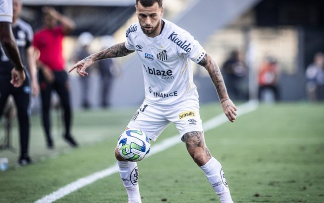 Lucas Lima questiona Daronco por expulsão em jogo do Santos: ‘O que eu fiz?’