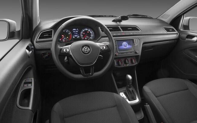 Interior do VW Voyage  automático vem com volante revestido de couro e pode vir com central multimídia opcional
