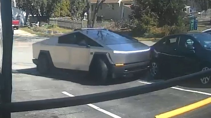 Dono de Tesla tenta exibir piloto automático e bate em Corolla