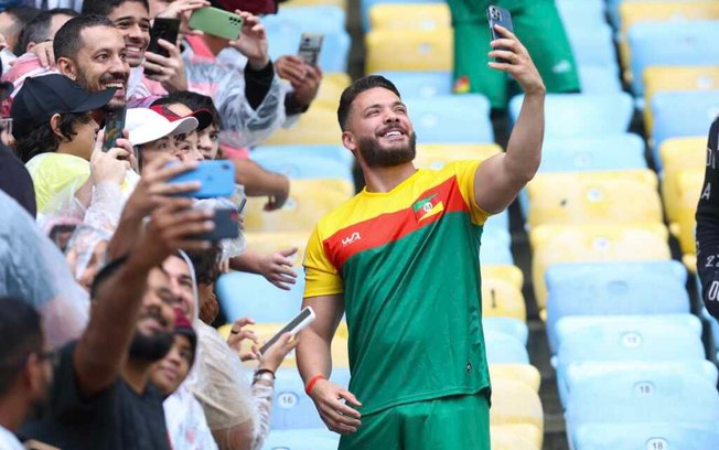 Wesley Safadão tira fotos com fãs durante o Futebol Solidário