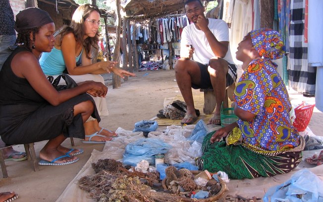 Jornalista lança livro Outra Pele, sobre viagem a Moçambique