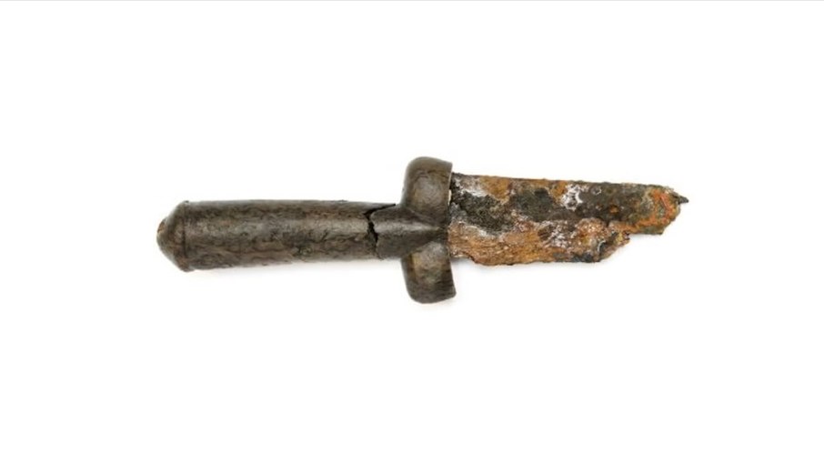 Arqueólogos encontram ‘adaga fálica’ medieval que podia danificar armaduras Arqueólogos encontram ‘adaga fálica’ medieval que podia danificar armaduras