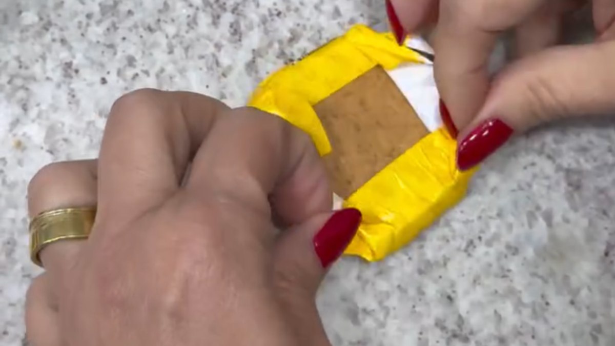 Mulher impressiona ao ensinar como comer paçoca