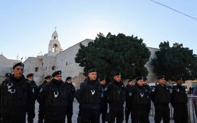 Policiais palestinos na Praça da Manjedoura, em Belém, perto da igreja da Natividade