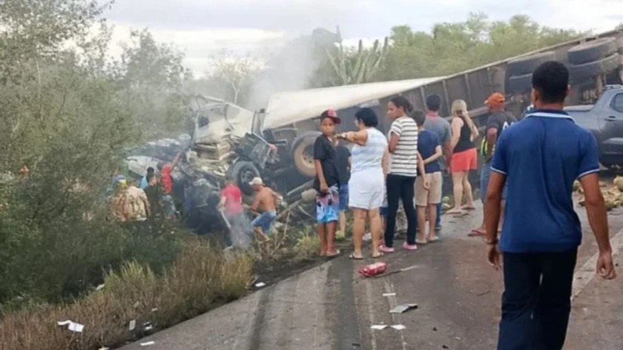Batida entre van e caminhão deixa 16 mortos na BR-116 Batida entre van e caminhão deixa 16 mortos na BR-116