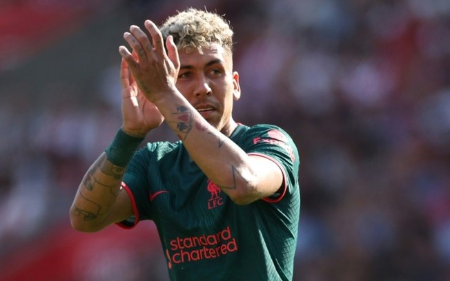 O atacante brasileiro Roberto Firmino aplaude a torcida em sua despedida como jogador do Liverpool, em 28 de maio de 2023, em Southampton, Inglaterra