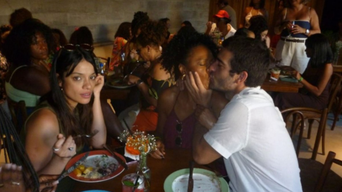 Humberto Carrão beija Edvana Carvalho em festa do elenco