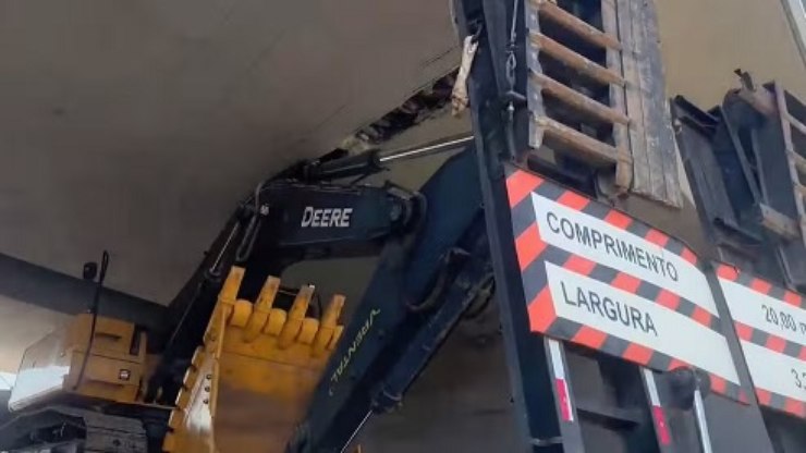Retroescavadeira atinge viaduto e danifica estrutura em Valinhos