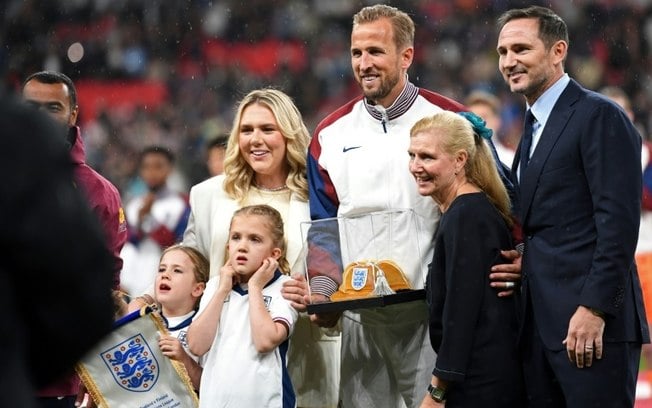 O atacante inglês Harry Kane, acompanhado por seus familiares e Frank Lampard (à direita) é homenageado por ocasião de sua 100ª partida pela seleção inglesa, antes de enfrentar a Finlândia pela Liga das Nações em Wembley, em 10 de setembro de 2024