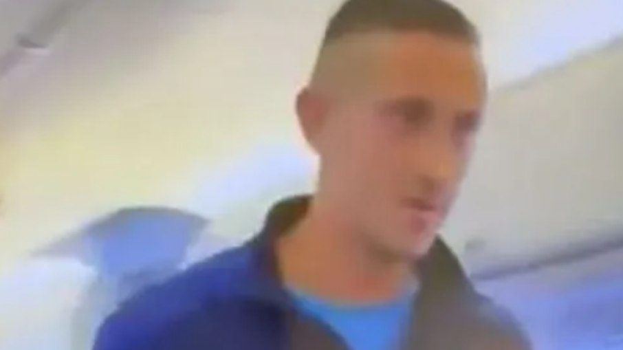 Jogador de time argentino é preso por brincar com anúncio de bomba em avião