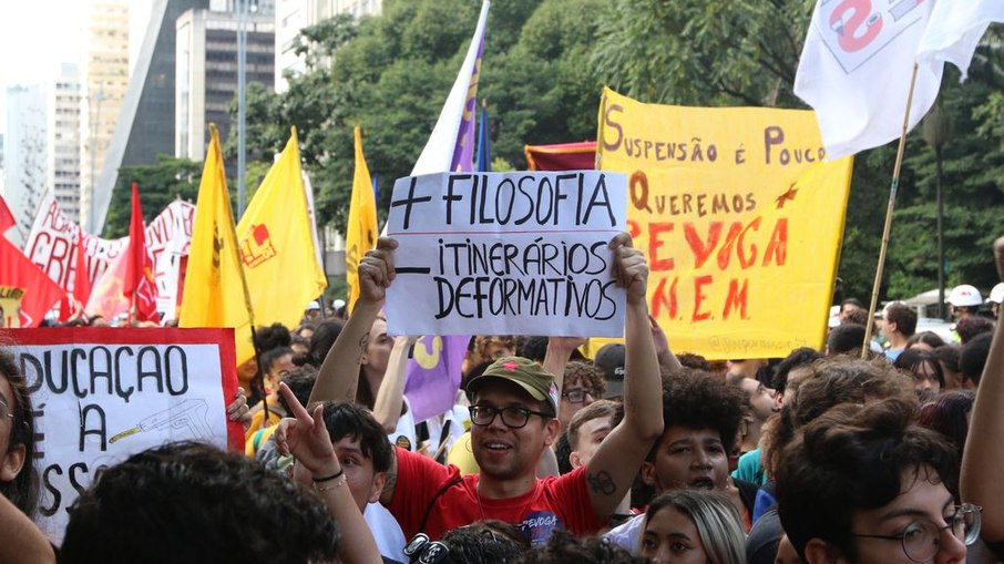 Estudantes participam do 2º Ato pela Revogação do Novo Ensino Médio na Avenida Paulista.