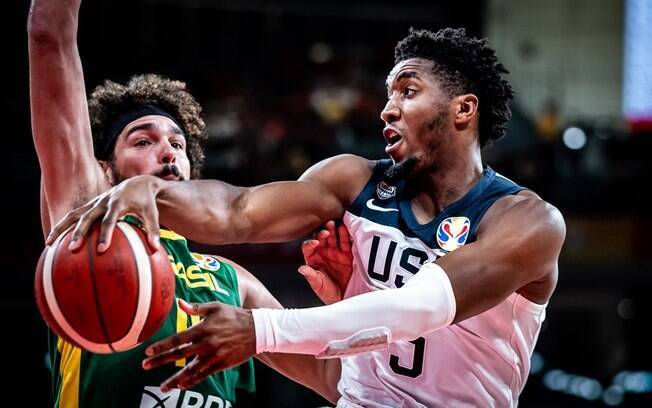 Anderson Varejão disputa a bola no duelo do Brasil contra os EUA no Mundial de basquete