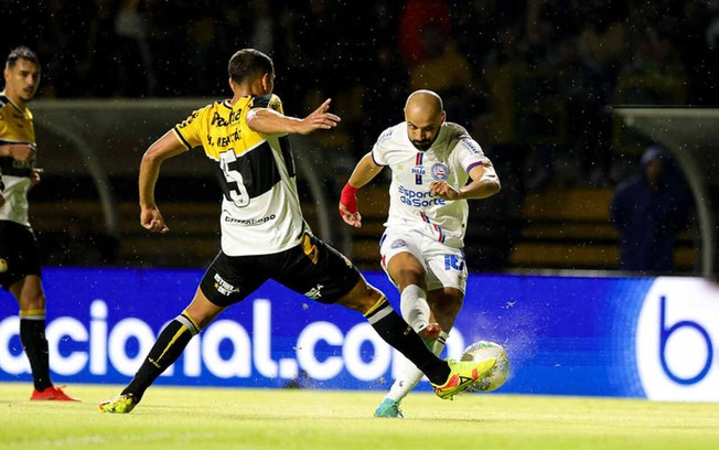 Jogadores de Criciúma e Bahia em disputa de bola na terceira fase da Copa do Brasil - Foto: Tiago Caldas