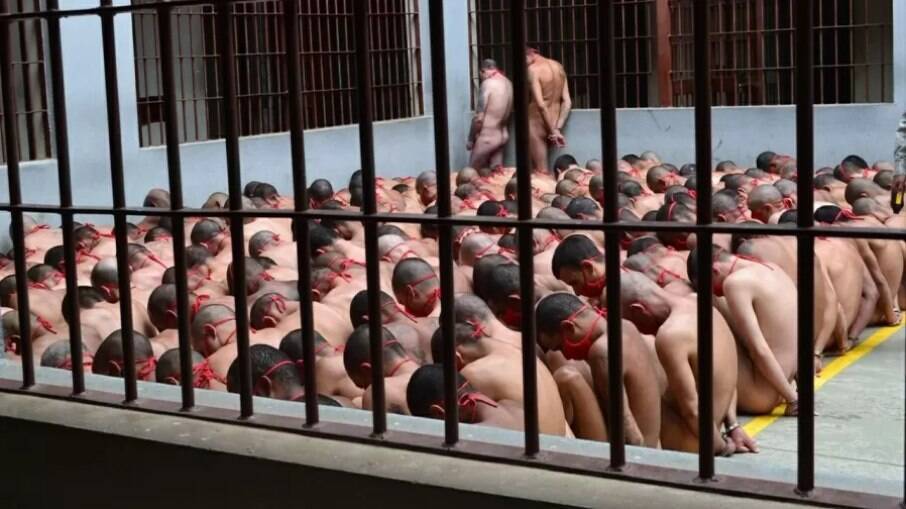 Detentos foram mantidos nus no pátio do presídio por cerca de 8 horas