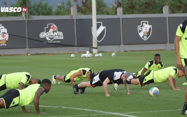 Álvaro Pacheco (de preto) faz flexões com jogadores do Vasco