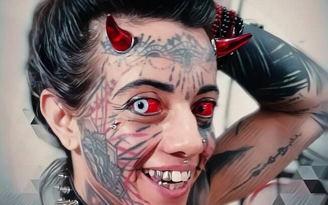 Mulher tem 60% do corpo coberto de tatuagens e intervenções da língua