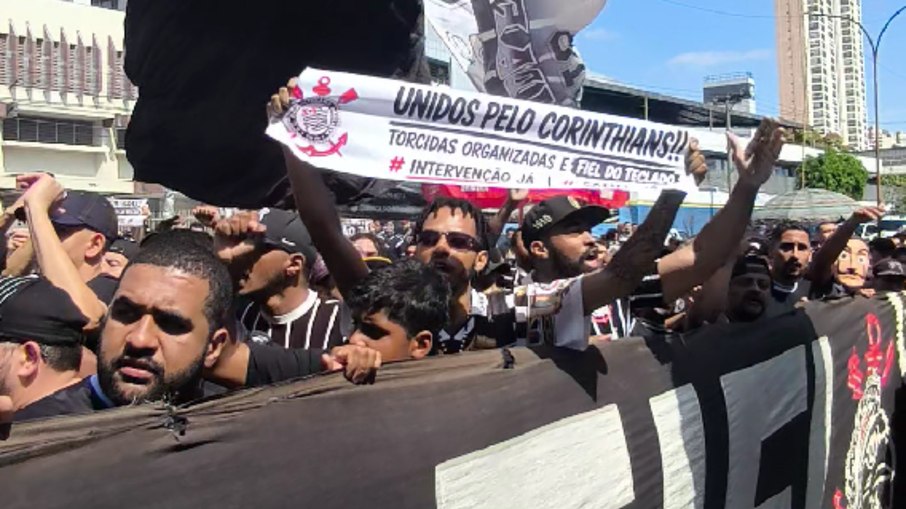 Protesto da torcida do Corinthians no Parque São Jorge