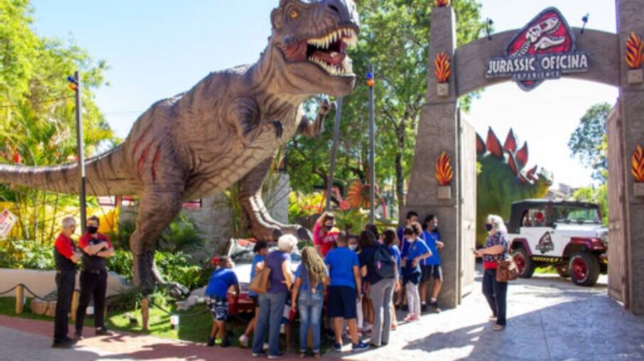 Visita de ONG a parque temático de dinossauros.