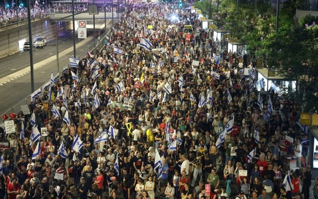 Israelenses marcham em Tel Aviv para pedir ação urgente do governo para trazer de volta para casa os reféns cativos em Gaza