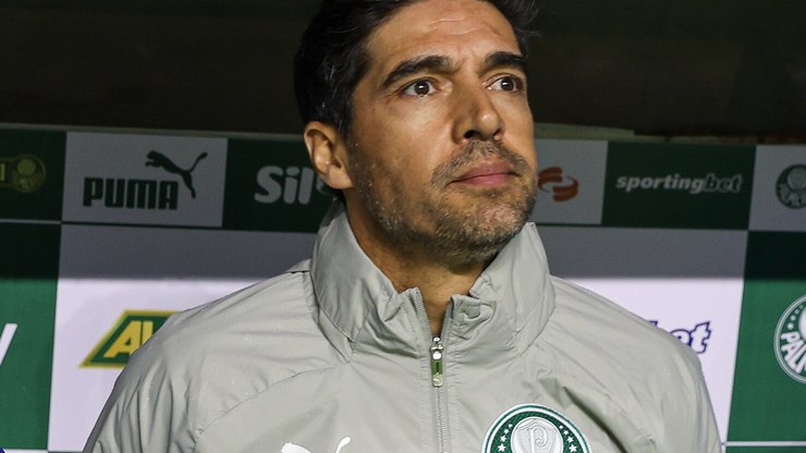 Abel Ferreira exalta Vitor Roque e reforça ambição do Palmeiras