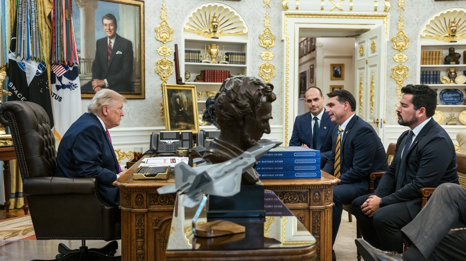 Trump destacou na postagem que Foi muito bom ter Flávio Bolsonaro no Salão Oval da Casa Branca e que ele é jovem inteligente que ama muito seu país Trump destacou na postagem que Foi muito bom ter Flávio Bolsonaro no Salão Oval da Casa Branca e que ele é jovem inteligente que ama muito seu país