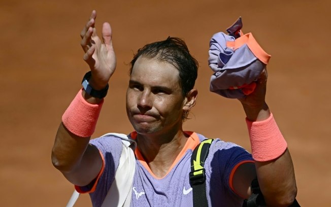 Nadal aplaude o público após ser eliminado do Masters 1000 de Roma neste sábado