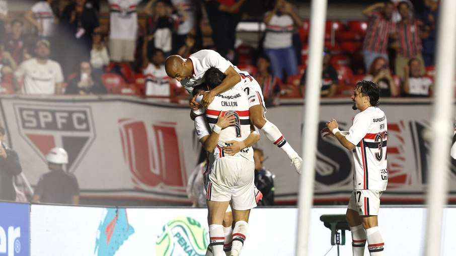 Lucas Moura comemora com Calleri um dos gols do São Paulo na vitória por 2 a 1 sobre o Vitória, no Morumbis, pelo Campeonato Brasileiro