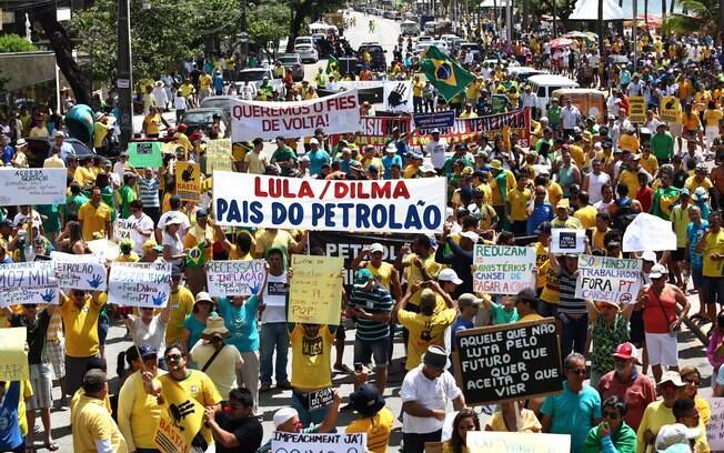 Manifestações nas ruas do Recife pedem impeachment da presidente Dilma Rousseff. Foto: Rodrigo Lôbo / Fotos Públicas