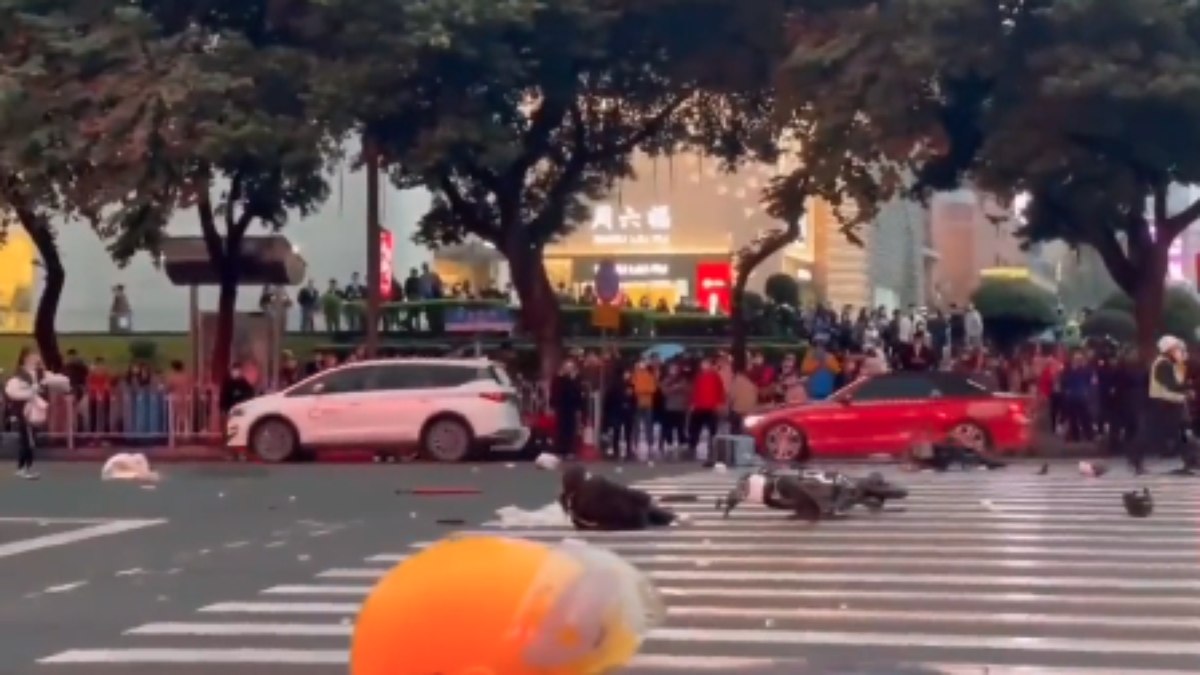 Motorista atropela pedestres e deixa 5 mortos na China