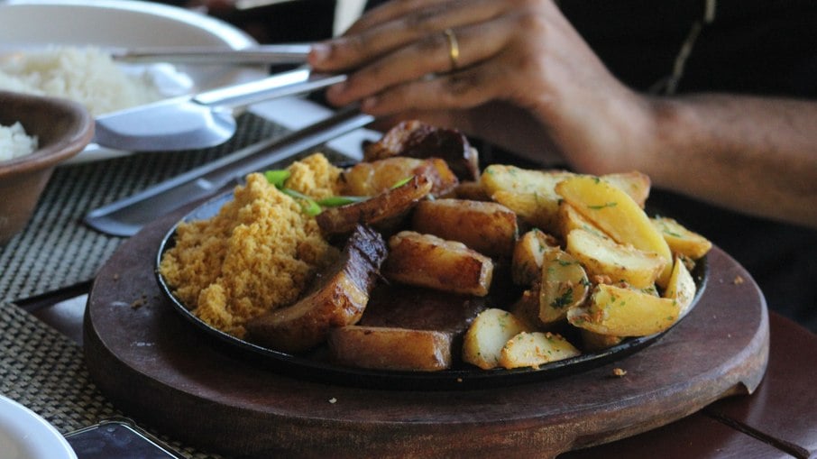 Picanha grelhada com farofa e batatas temperadas é um dos pratos servidos no menu à lá carte e serve duas pessoas