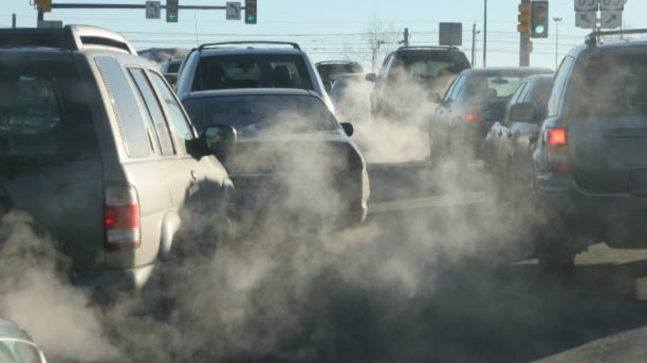 Carros liberando fumaça