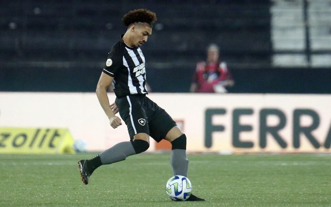 Adryelson, do Botafogo, fala sobre sonho de chegar à Seleção: ‘No tempo de Deus’