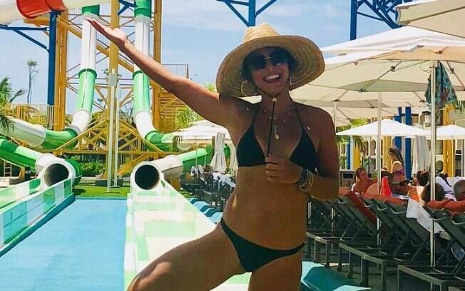 Juliana Paes publicou uma foto em seu perfil do Instagram em que exibe suas curvas, mas fãs reparam no sumiço do umbigo