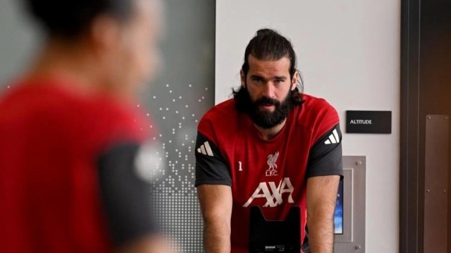 Alisson volta a treinar com os companheiros no Liverpool