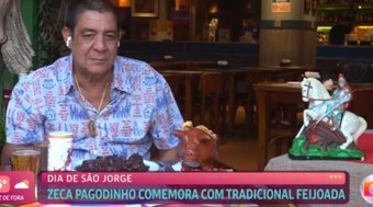 Zeca Pagodinho se delicia com feijoada e cerveja e viraliza